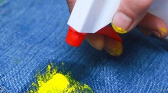 10 cách tẩy sơn tường trên quần áo dễ thực hiện tại nhà