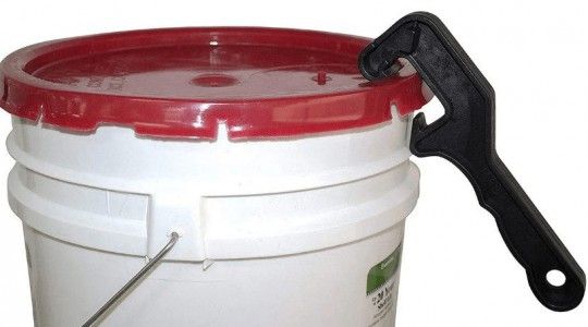 Cách mở nắp thùng sơn cực đơn giản và nhanh chóng