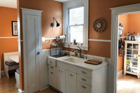 Nhà vệ sinh đối diện bếp có sao không? Giải pháp khắc phục cửa toilet đối diện bếp