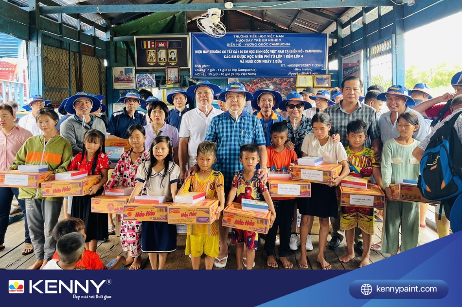 Sơn KENNY trao quà cho các em học sinh cùng gia đình người Việt Nam sinh sống tại Biển Hồ, Campuchia