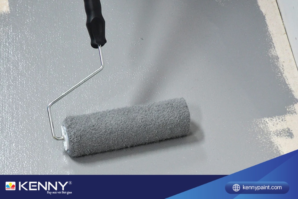 Thi công sơn lót trước khi sơn lớp sơn chống trơn trượt đầu tiên