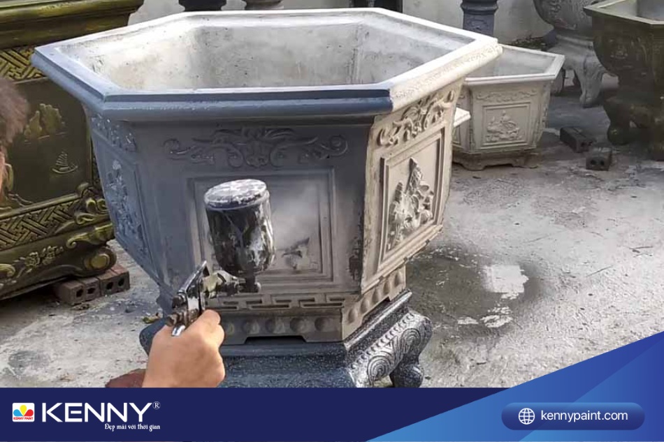 Sơn chậu cảnh xi măng không chỉ giúp chậu trở nên đẹp mắt mà còn tăng độ bền và khả năng chống chịu với thời tiết