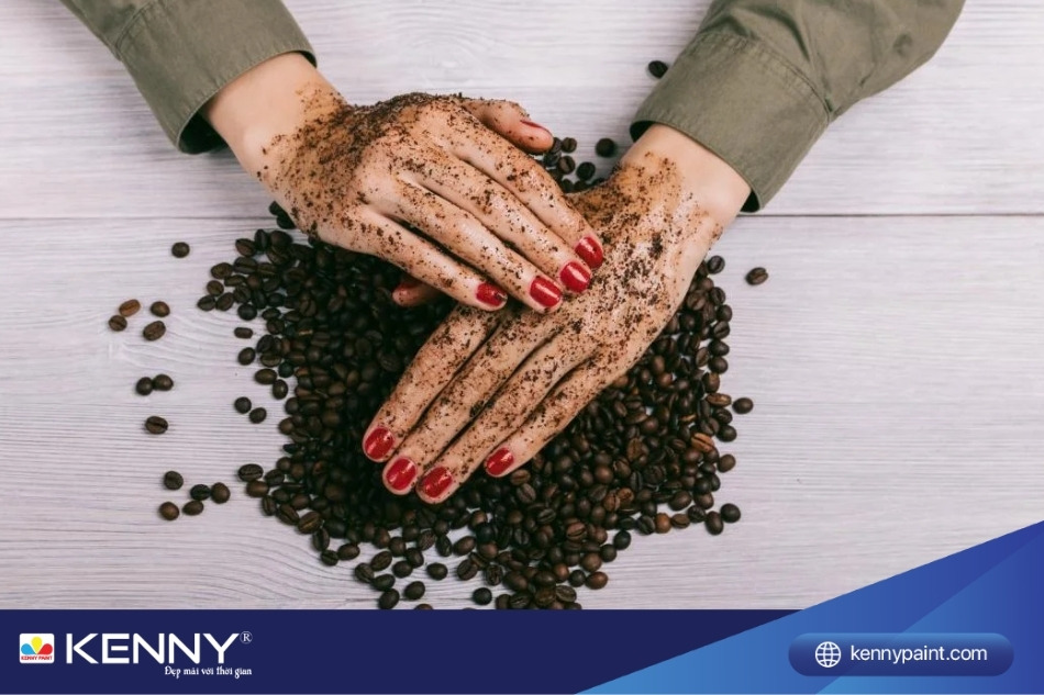 Dùng bã cà phê tẩy sơn xịt còn giúp da mềm mại hơn nhờ tác dụng tẩy tế bào chết của bã cà phê. 