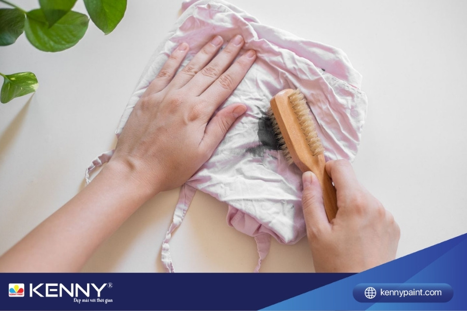 Cách tẩy sơn xịt bám trên bề mặt vải một cách dễ dàng và hiệu quả.