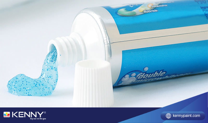 cach-lam-sach-tuong-nha-bi-ban-1