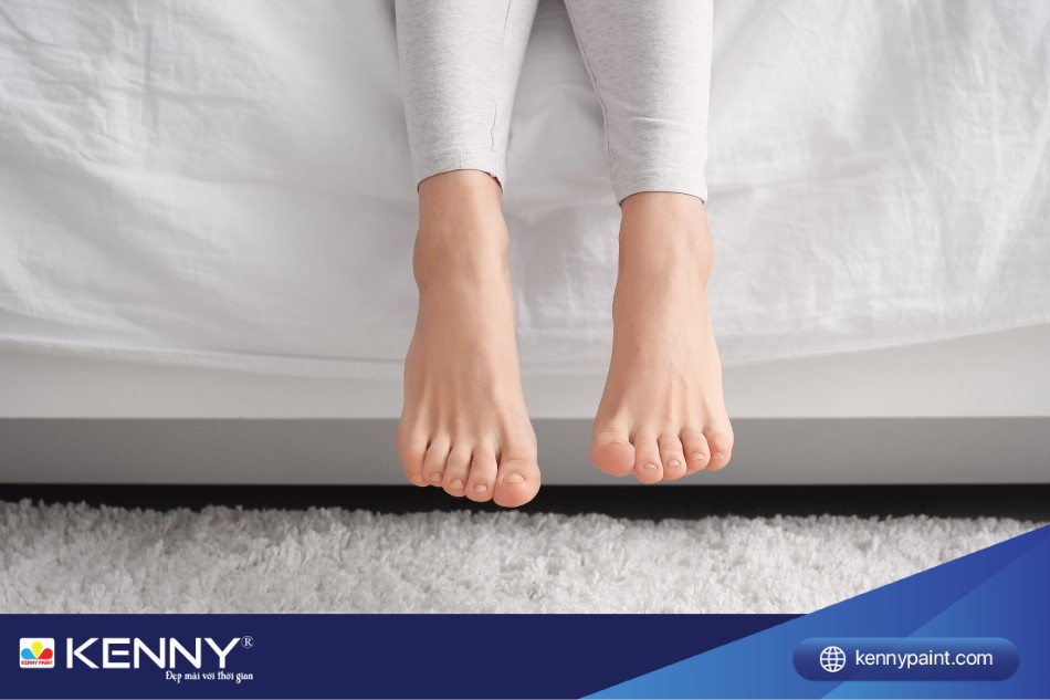 Khi ngồi ở rìa giường, đầu gối của bạn tạo thành một đường thẳng ngang với hông là chiều cao phù hợp đối với giường