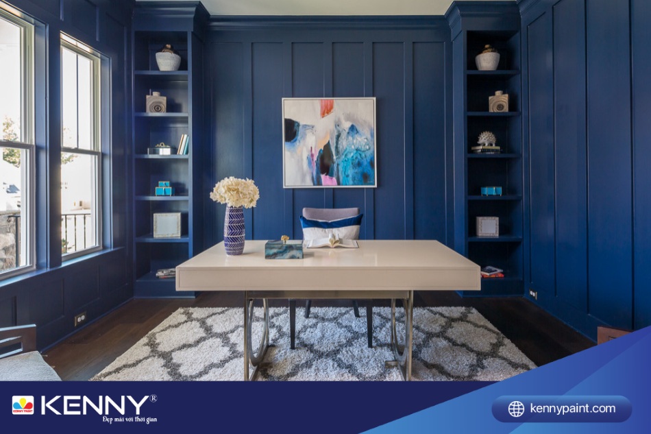 Sử dụng sơn màu xanh dương nhạt làm điểm nhấn trên một bức tường phòng làm việc.