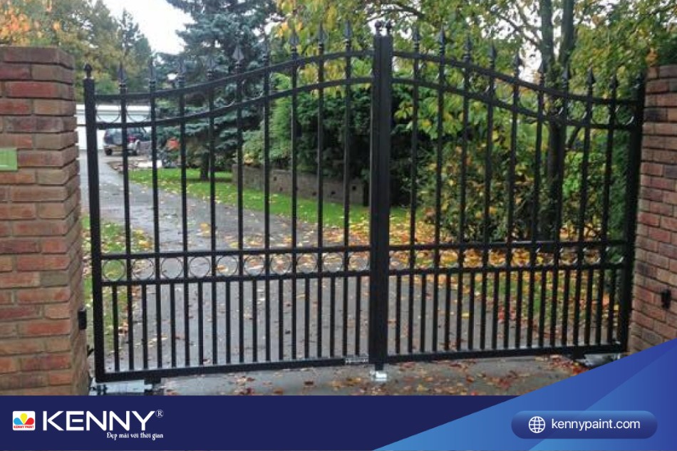 Gia chủ nên chú ý đến kích thước và màu sắc của cổng để đảm bảo độ hài hòa cho không gian