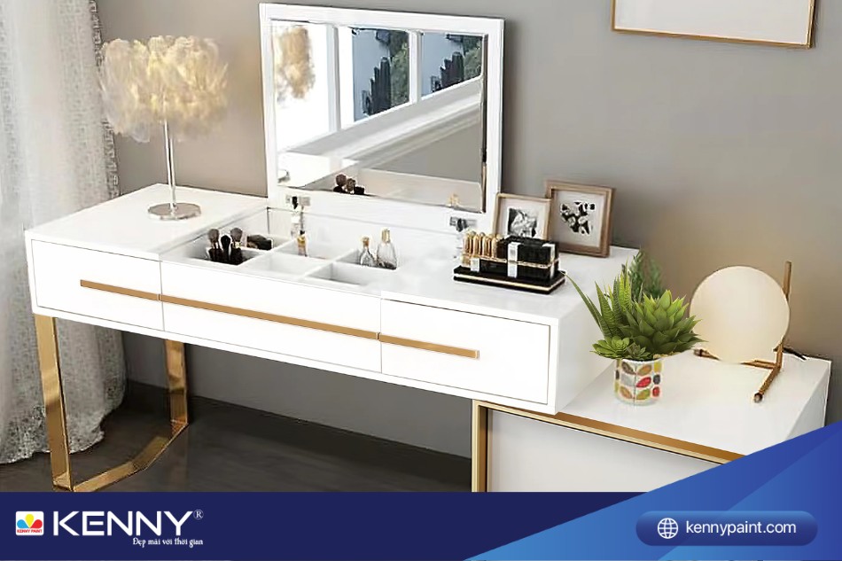 Bạn có thể trang trí thêm hoa, đèn, đồ decor… cho bàn trang điểm thêm xinh