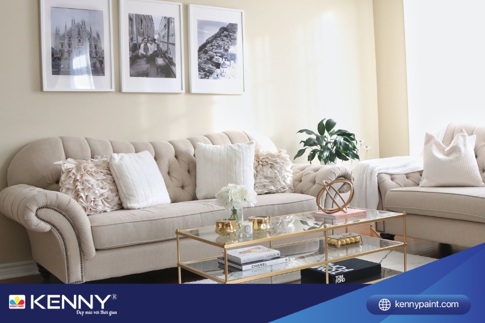 Sơn màu vàng và trắng ngọc trai là lựa chọn hoàn hảo cho những ai yêu thích sự sang trọng, tối giản.