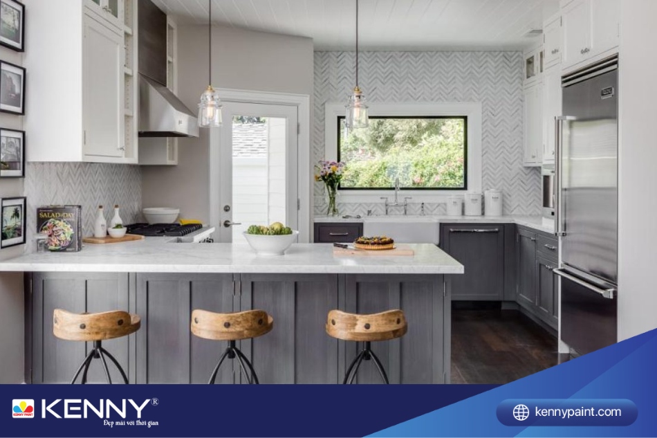 Một phòng bếp sơn màu xám trắng sẽ mang lại cảm giác sạch sẽ, gọn gàng