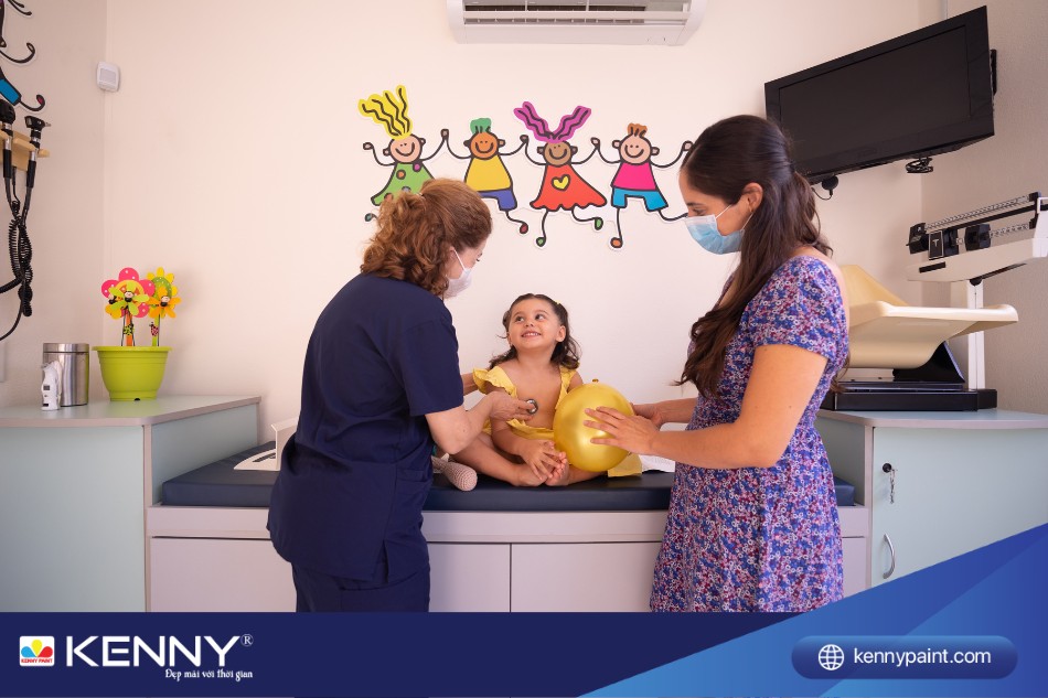 Màu hồng nhẹ nhàng kết hợp với họa tiết đáng yêu giúp trẻ cảm thấy an toàn