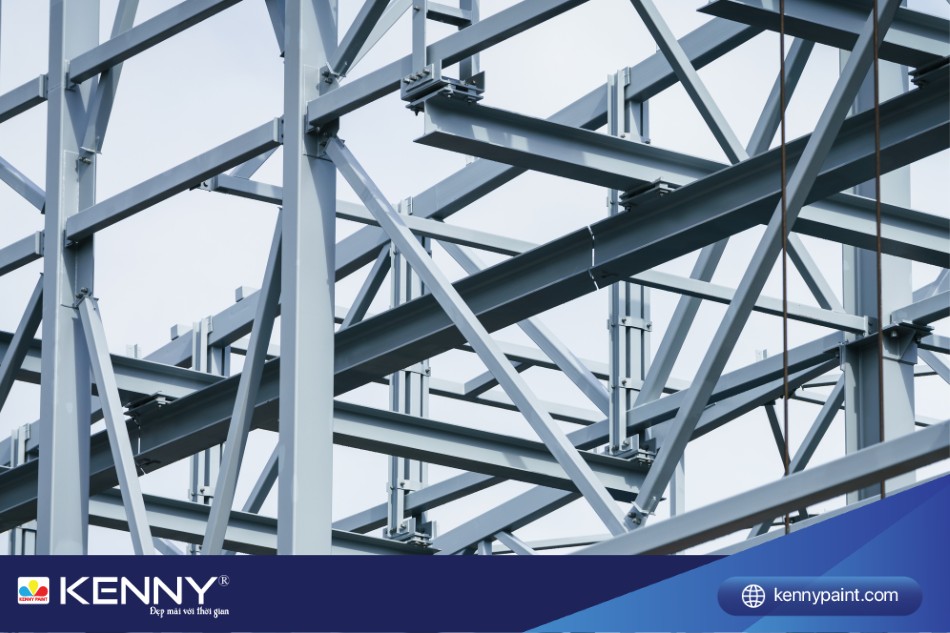 Sơn chống cháy kết cấu thép ngăn chặn sự lan tỏa của lửa, giúp bảo vệ khung thép khỏi nhiệt độ quá cao