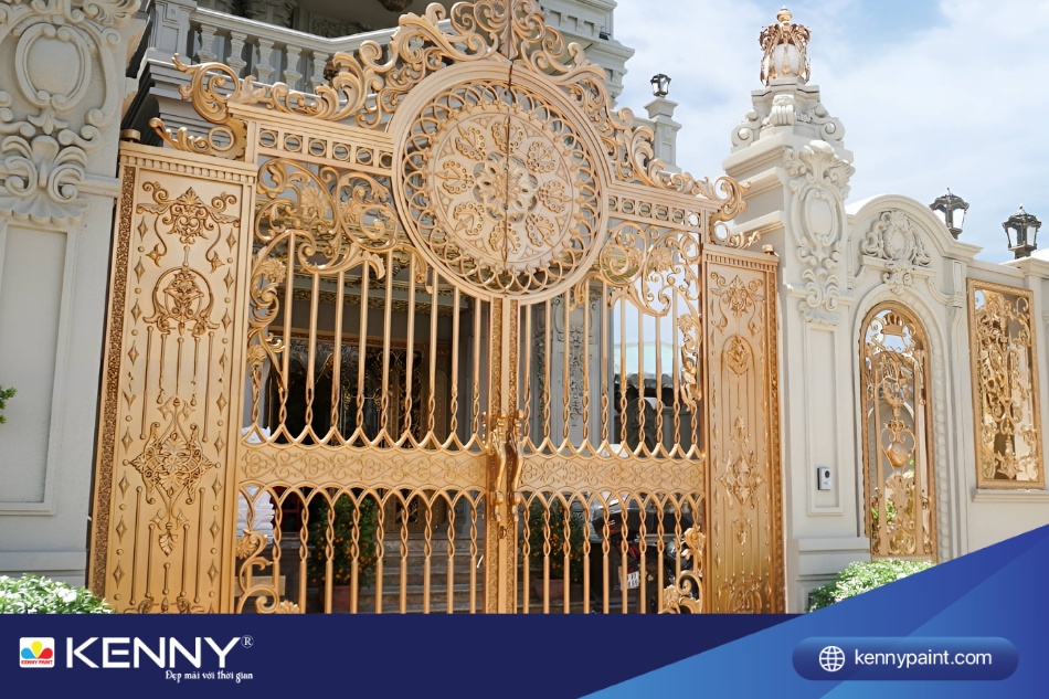 Sơn cổng màu vàng đồng mang lại nhiều lợi ích vượt trội, cả về thẩm mỹ, phong thủy và cảm giác không gian