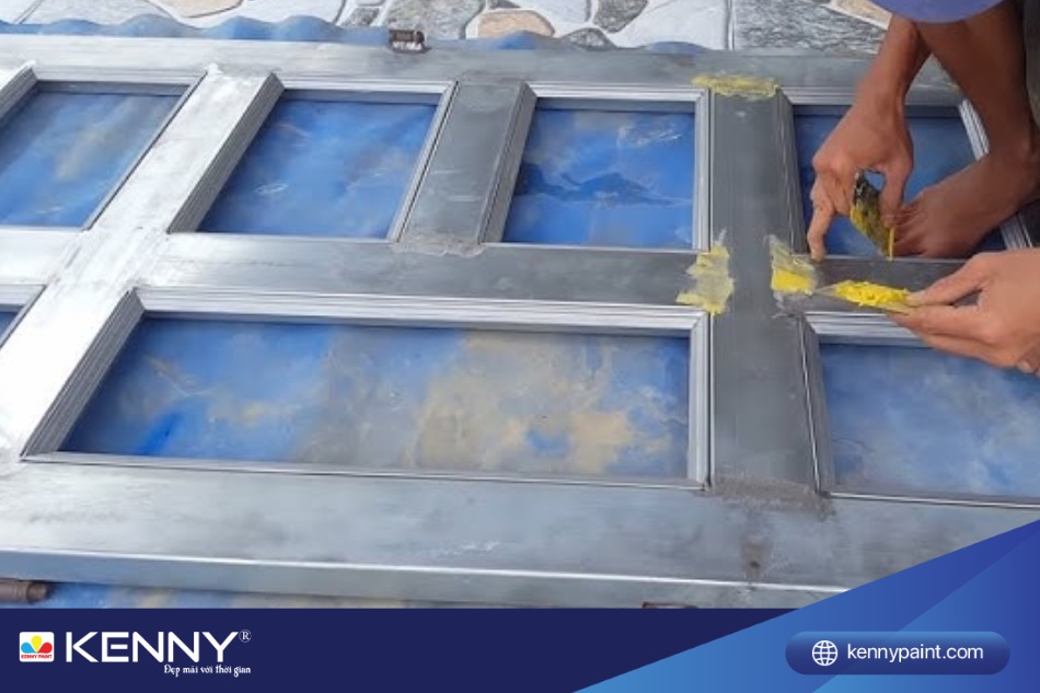 Làm sạch bề mặt sắt trước khi sơn