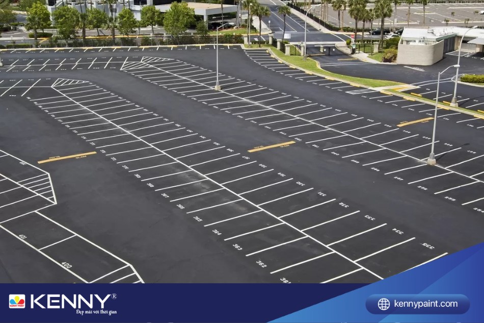 Sơn kẻ vạch bãi đỗ xe có vai trò phân chia không gian đỗ xe thành các ô riêng biệt, làn đường và khu vực di chuyển