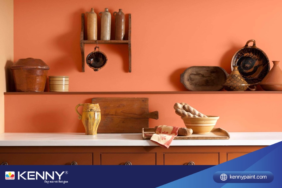 Sơn tường cam đất nhạt, kết hợp với tủ bếp gỗ tự nhiên hoặc màu trắng.