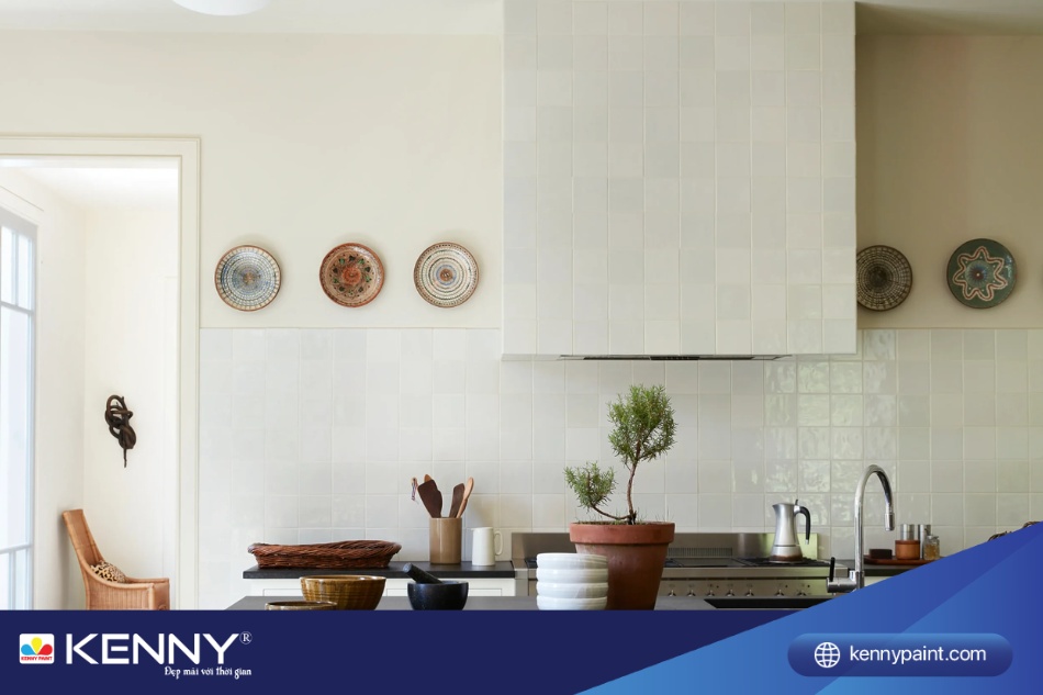 Phòng bếp được sơn màu trắng ánh vàng