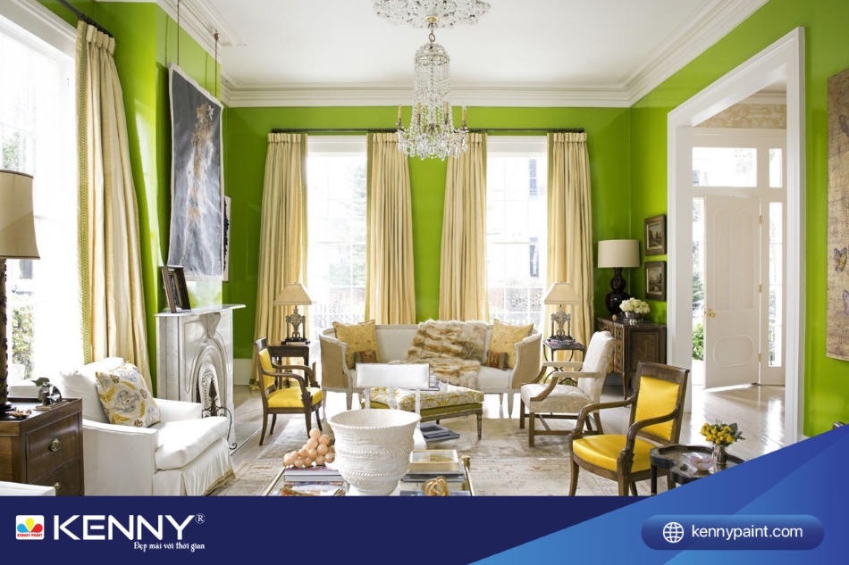 Tường xanh lá mạ và nội thất màu trắng làm sáng không gian nhà