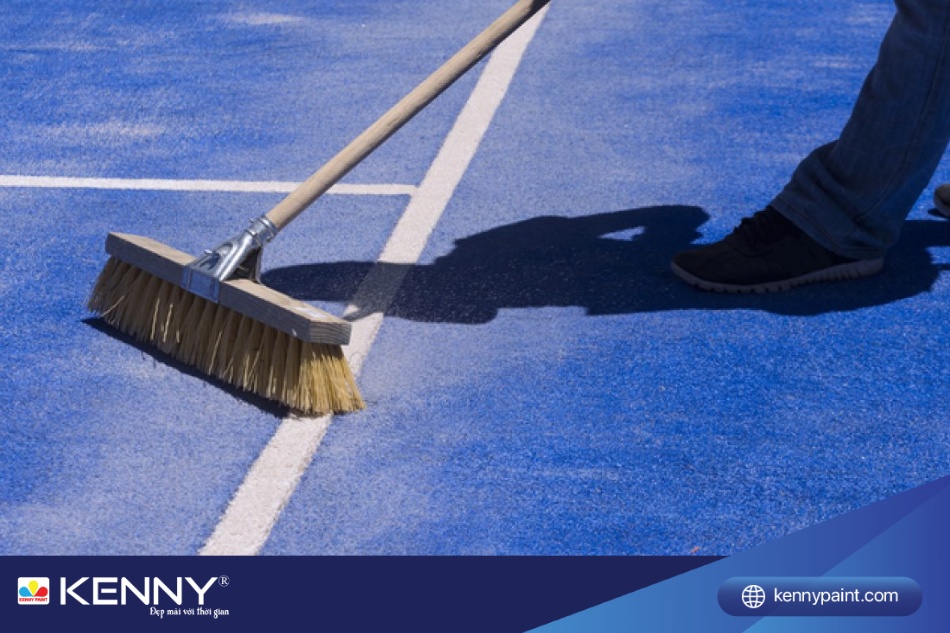 Làm sạch bề mặt sân bóng rổ trước khi sơn