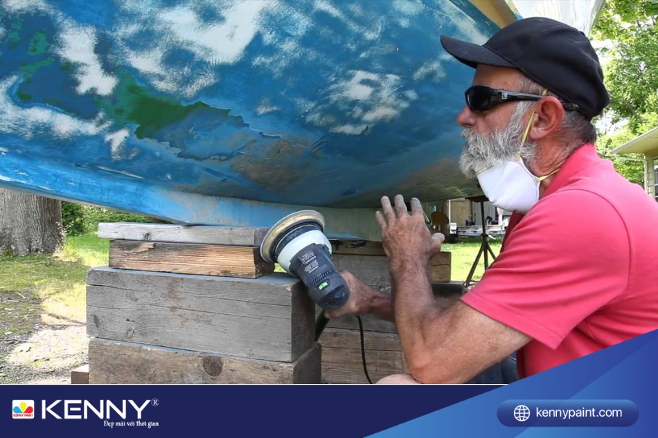 Làm sạch bề mặt tàu biển trước khi sơn