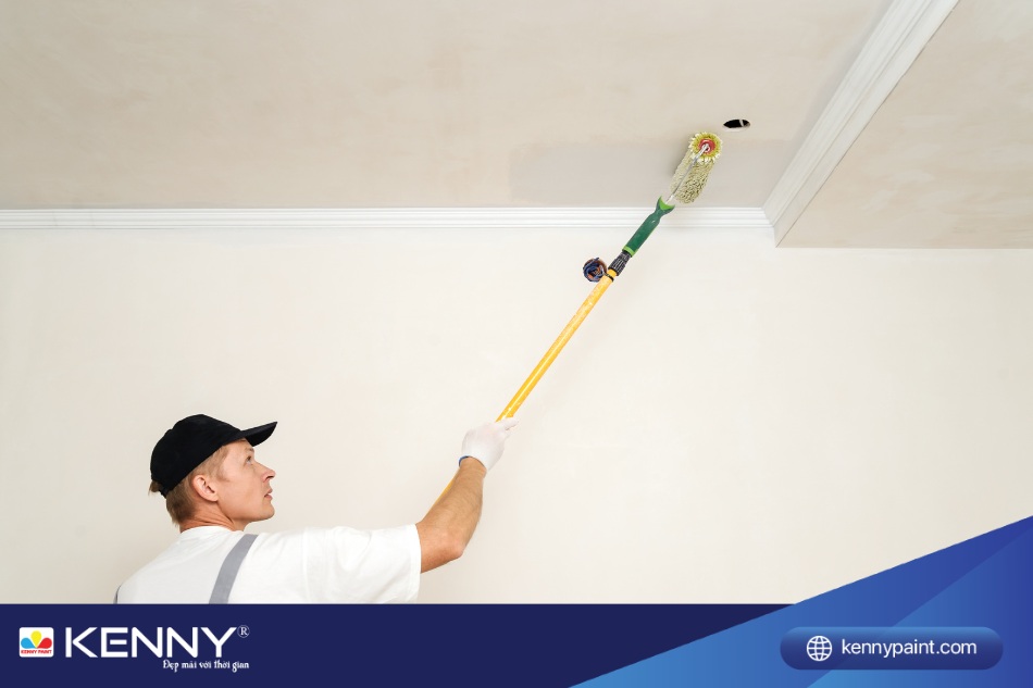 Làm sạch bề mặt trần nhà trước khi sơn