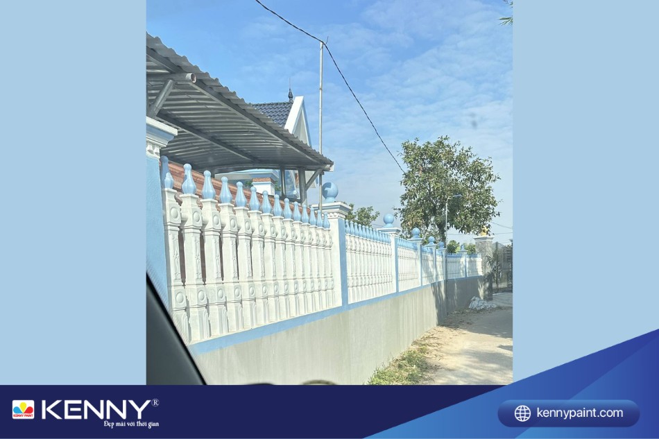 Sơn hàng rào bê tông màu xanh biển giúp tạo cảm giác êm dịu, sinh động