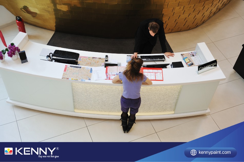 Hình cánh cung làm cho quầy tiếp tân mềm mại, hoà hợp với không gian