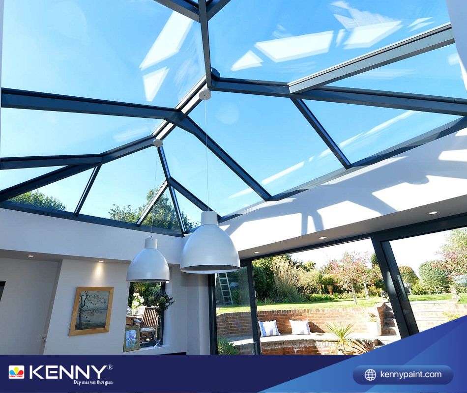 Thiết kế mái nhà bằng kính lấy ánh sáng tự nhiên tốt giúp mở rộng không gian cho ngôi nhà