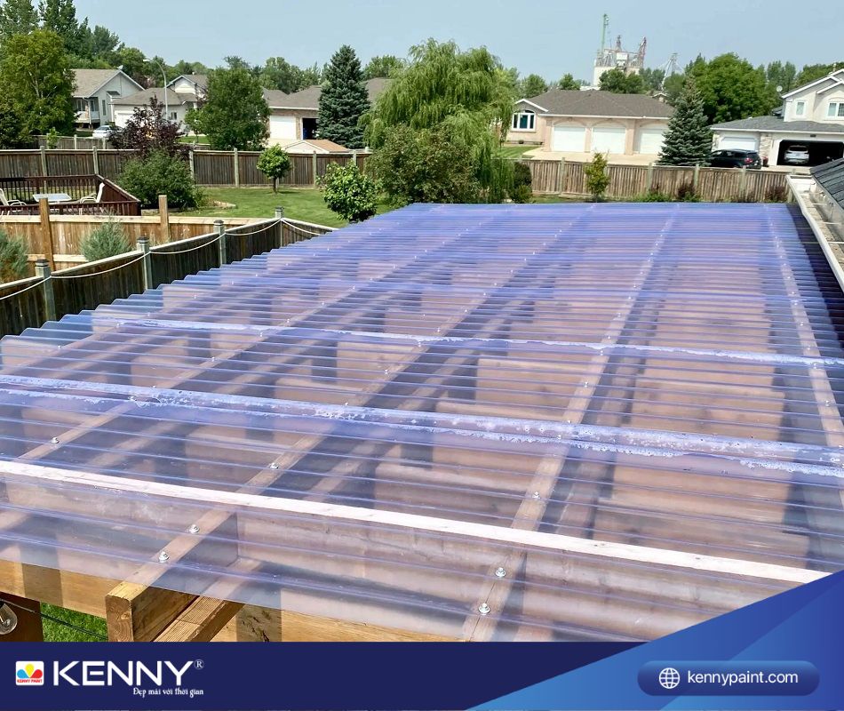 Mái nhựa bền, nhẹ và chống tia cực tím tốt từ đó bảo vệ sức khỏe con người