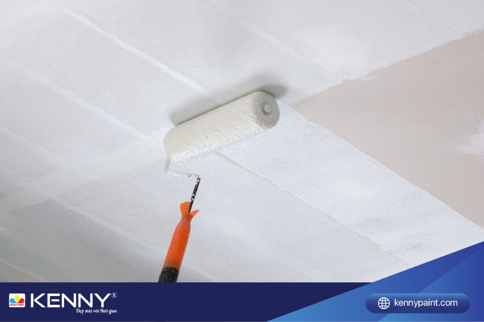 Thi công sơn lót trần thạch cao bằng cọ hoặc rulo đều trên bề mặt trần