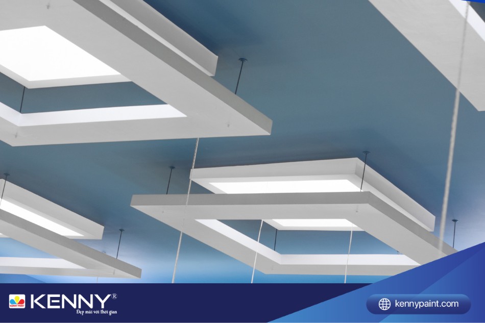 Sự tương phản giữa trần và nội thất giúp tổng thể quán thu hút hơn