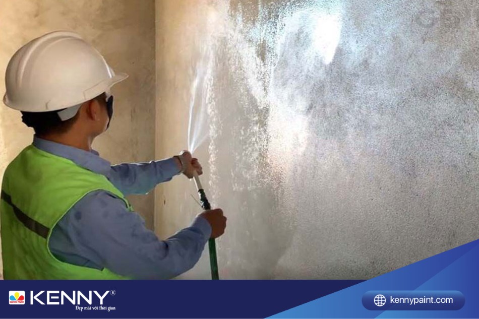 Duy trì độ ẩm cho bề mặt tường sau khi trát giúp tăng độ kết dính