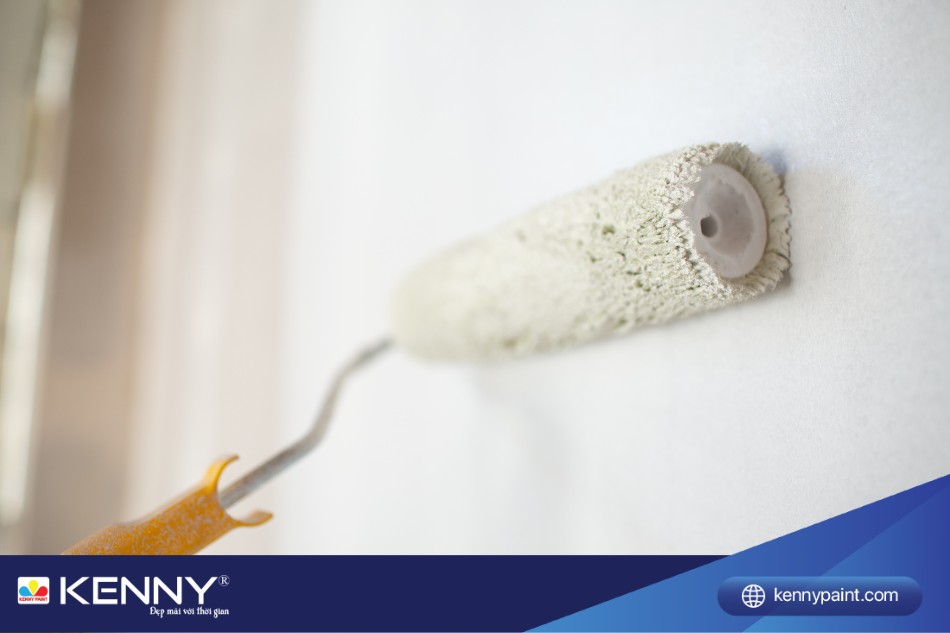 Sơn lại tường tại khu vực bị bong tróc